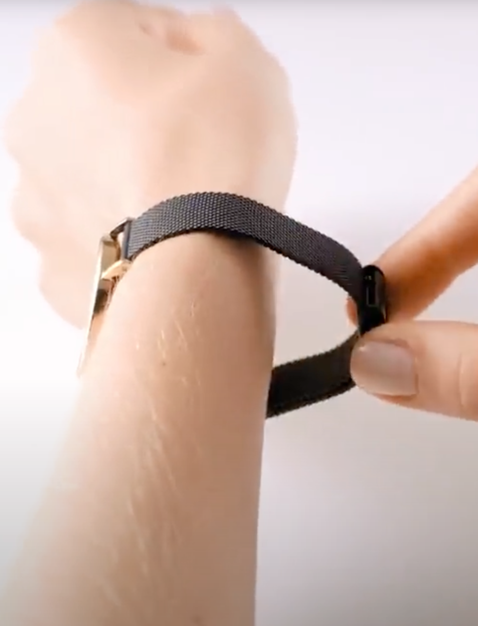 How to adjust your Daniel Wellington mesh strap