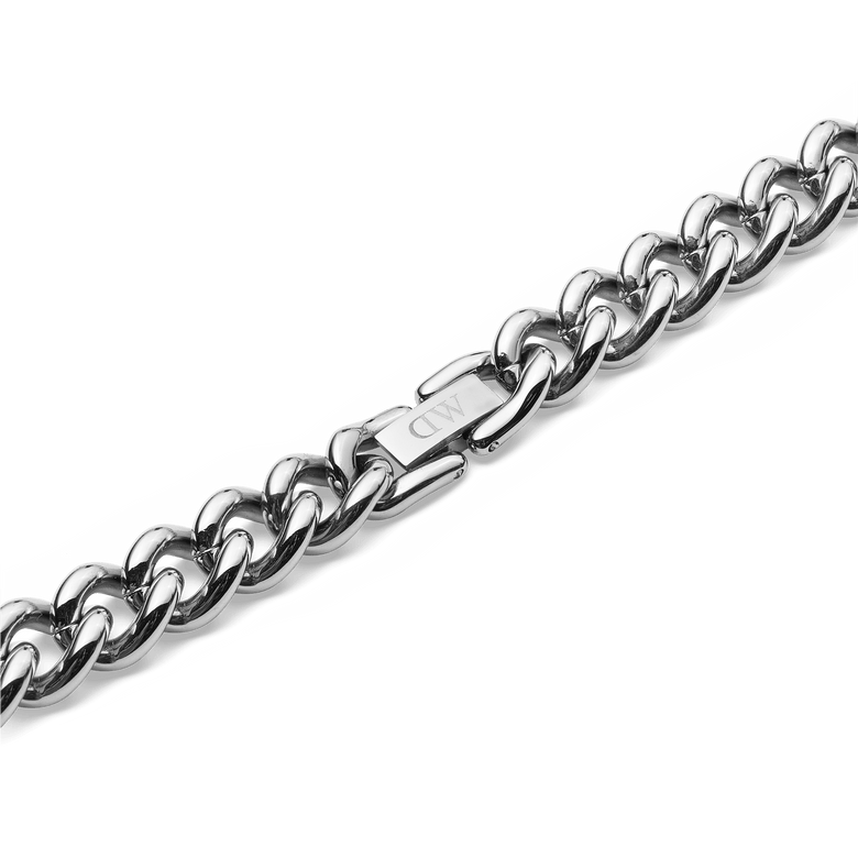 Detail of the Chunky Chain Necklace Silver showing the secure fold-over clasp and polished stainless steel links, highlighting the necklace’s craftsmanship and smooth finish.