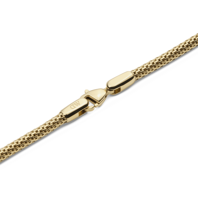 Detail of the Tide Mesh Necklace Gold 2.8 featuring a polished gold lobster clasp and fine mesh chain links, highlighting the quality craftsmanship and secure fastening.
