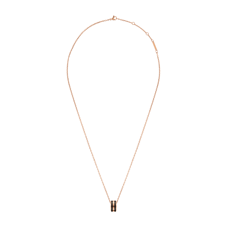 Emalie Necklace Rose Gold Black features a fine rose gold chain with an adjustable clasp and a bold black enamel pendant, offering a modern and elegant look suitable for both everyday wear and special occasions.
