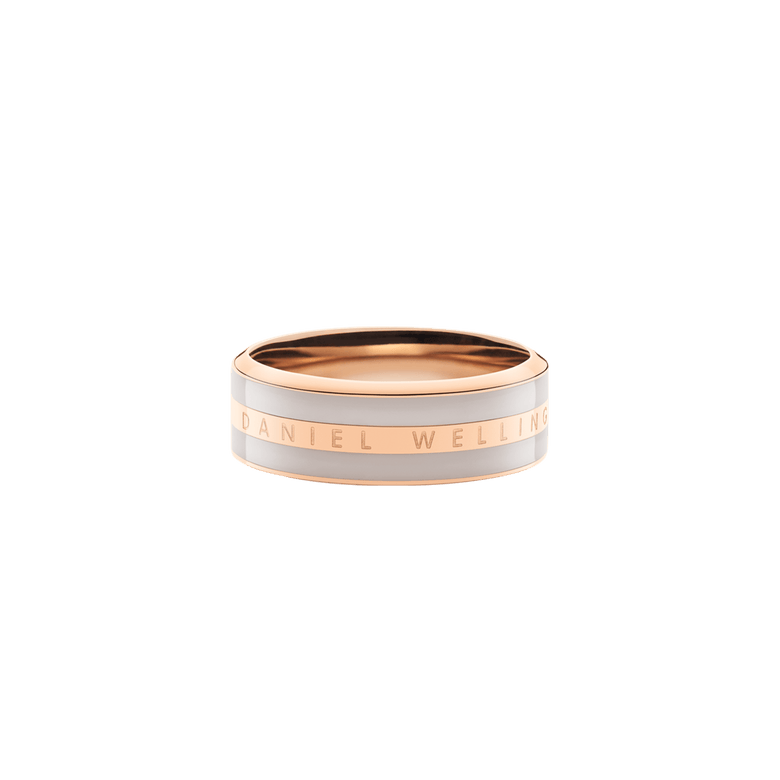 Emalie Ring Desert Sand Rose Gold features a polished rose gold band with a subtle desert sand enamel inlay and the Daniel Wellington logo engraved around the edge, creating a modern and elegant look.