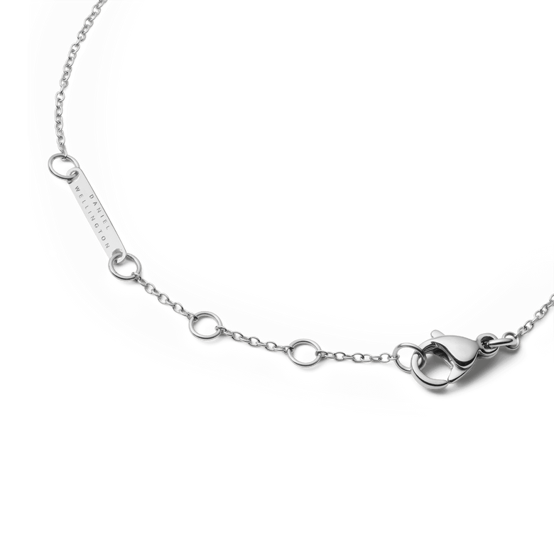 Detail of the Audrey Bracelet Mother of Pearl Silver showing the adjustable silver chain, lobster clasp, and branded tag for a secure and comfortable fit.