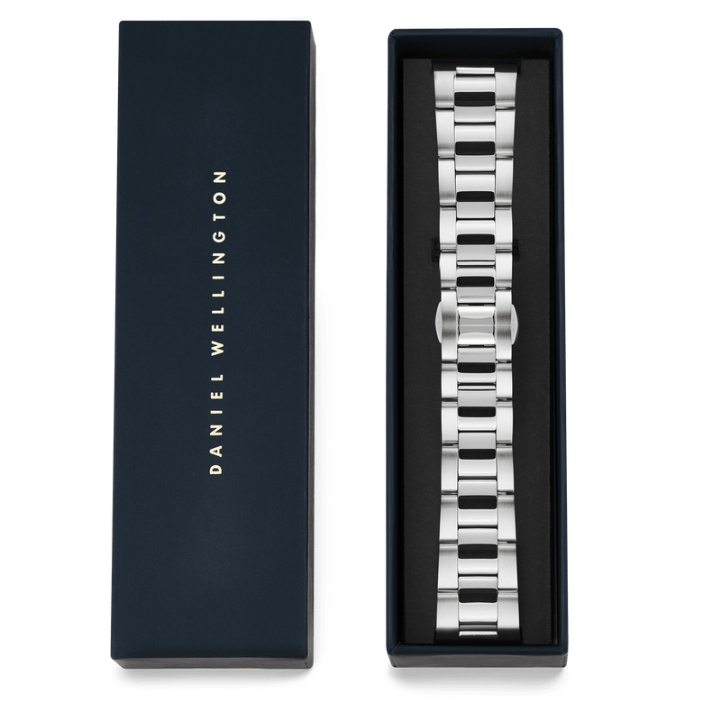 Smartwatch Iconic Link Silver strap with brushed and polished stainless steel links, presented in a Daniel Wellington gift box, ready for use as a replacement or thoughtful gift.