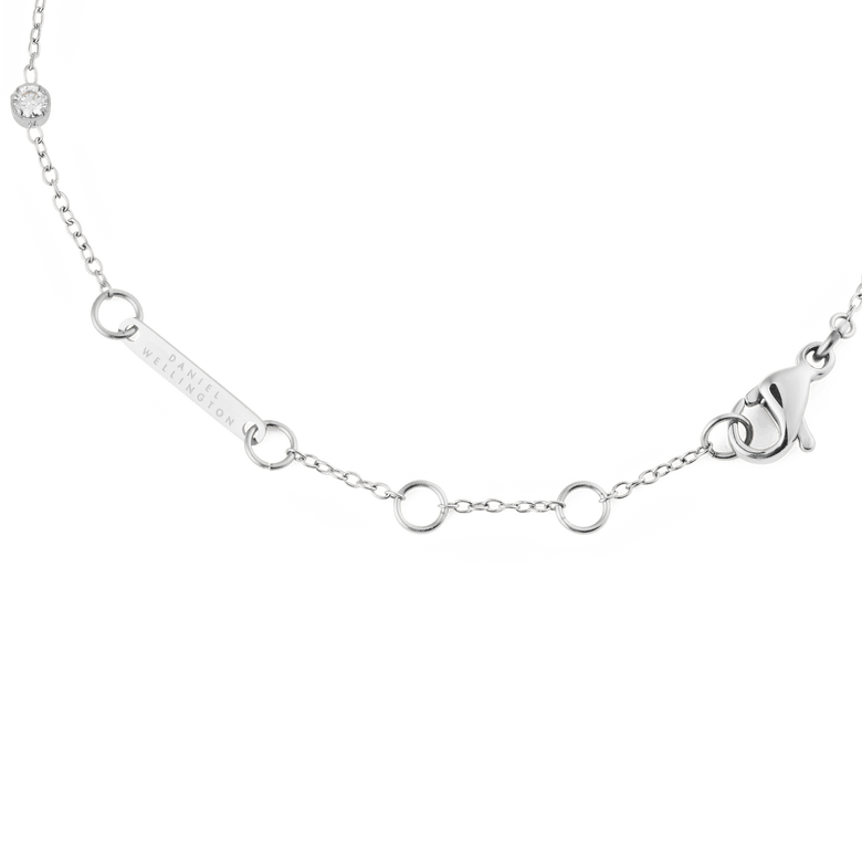 Detail of the Pearl Bracelet Silver showing the adjustable silver chain with multiple loops, a secure clasp, and a branded tag, designed for a comfortable and custom fit.