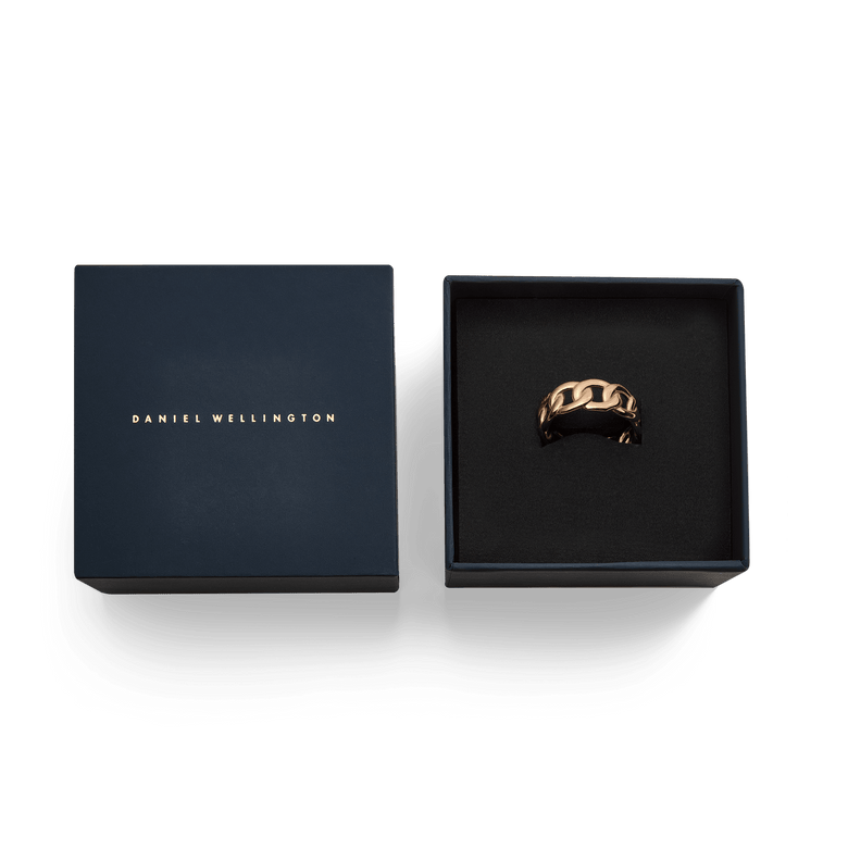 Chunky Chain Ring Rose Gold displayed in an elegant navy Daniel Wellington box, highlighting its polished chain-link design and gift-ready presentation.
