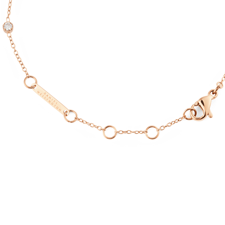 Detail of the Pearl Bracelet Rose Gold showing the adjustable clasp, branded tag, and fine chain links, designed for a secure and comfortable fit.
