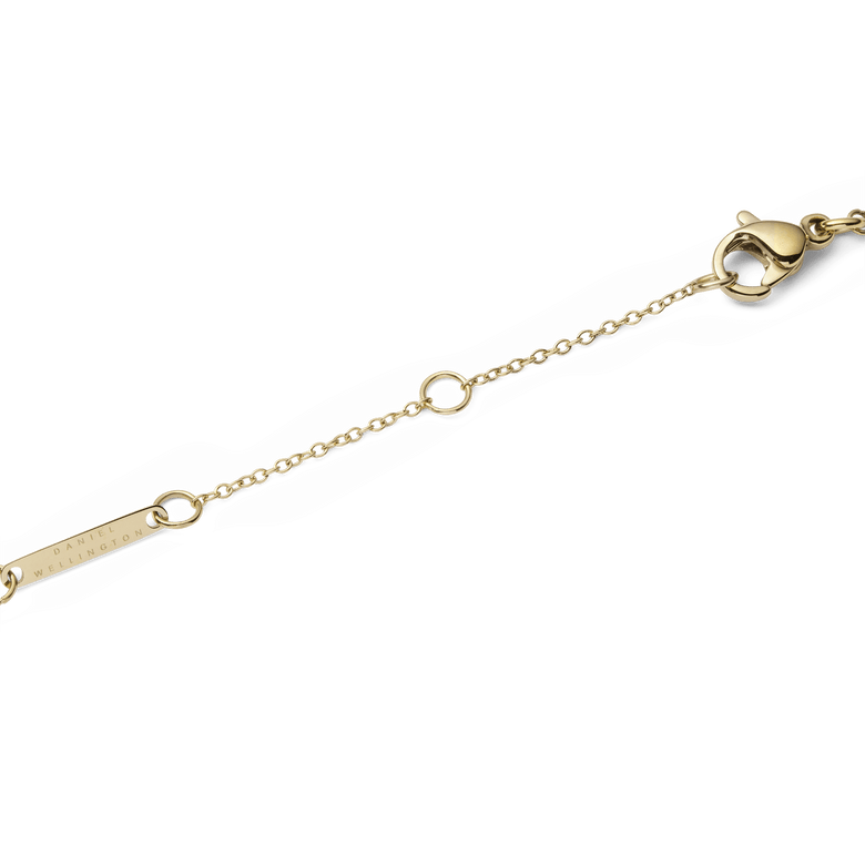 Close-up of the Audrey Necklace Mother of Pearl Gold’s adjustable gold chain with a secure lobster clasp and branded tag, highlighting the fine craftsmanship and quality finish.
