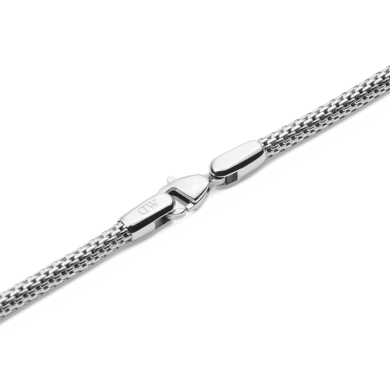 Detail of the Tide Mesh Necklace Silver 2.8 showing the polished silver mesh chain and secure lobster clasp, highlighting the quality craftsmanship and modern design.