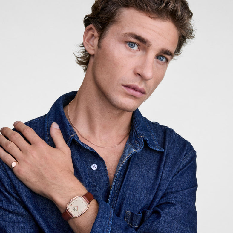 A person wearing the Tide Mesh Necklace Rose Gold 1.8, styled with a denim shirt, showing the slim rose gold mesh chain sitting neatly at the collarbone for a modern, understated look.