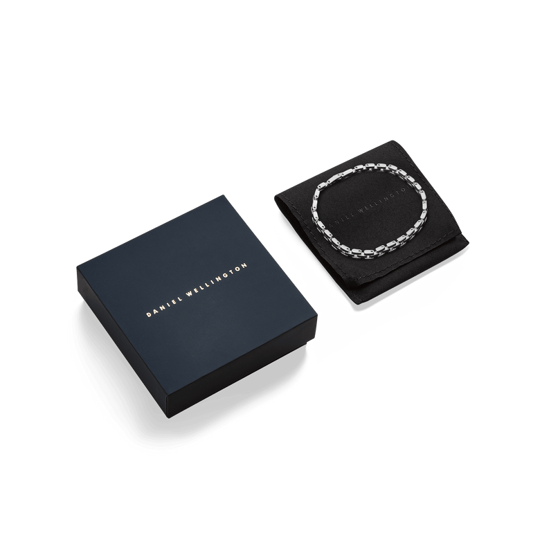 3-Link Bracelet Silver displayed on a black pouch next to a navy Daniel Wellington gift box, highlighting its polished geometric links and elegant presentation for gifting.