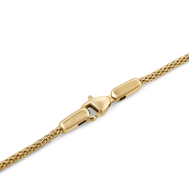 Close-up of the Tide Mesh Bracelet Evergold 1.8 showing its slim gold mesh design, polished finish, and secure lobster clasp.