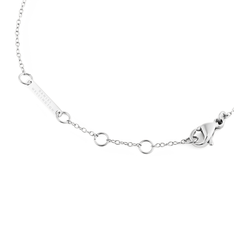 Detail of the Mirelle Solitaire Bracelet Silver showing the adjustable chain with multiple loops, a secure lobster clasp, and discreet Daniel Wellington branding on the polished stainless steel plate.