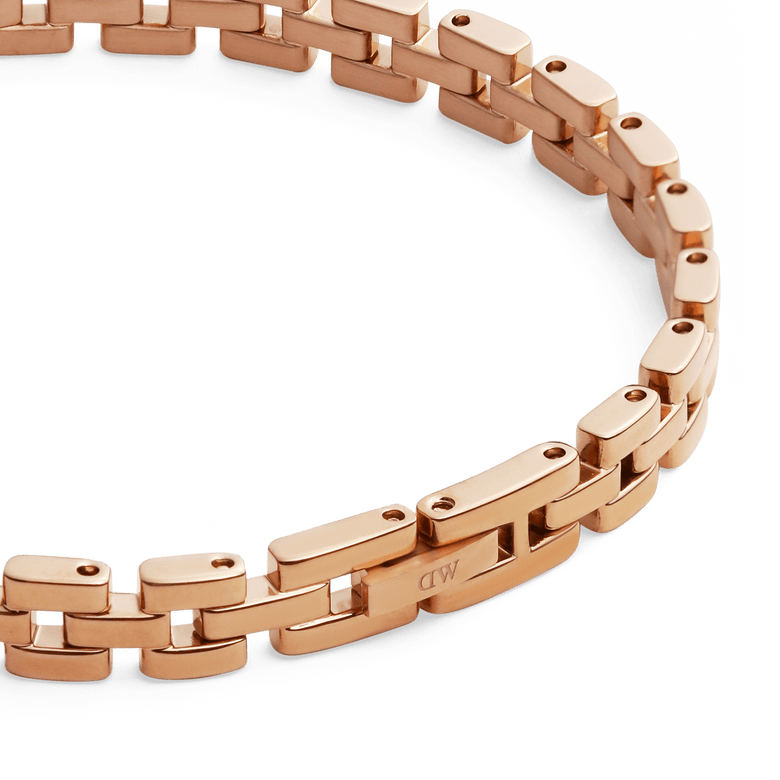 Detail view of the 3-Link Bracelet Rose Gold, highlighting the smooth, polished rose gold links and the refined geometric structure that gives the bracelet its classic yet modern appeal.