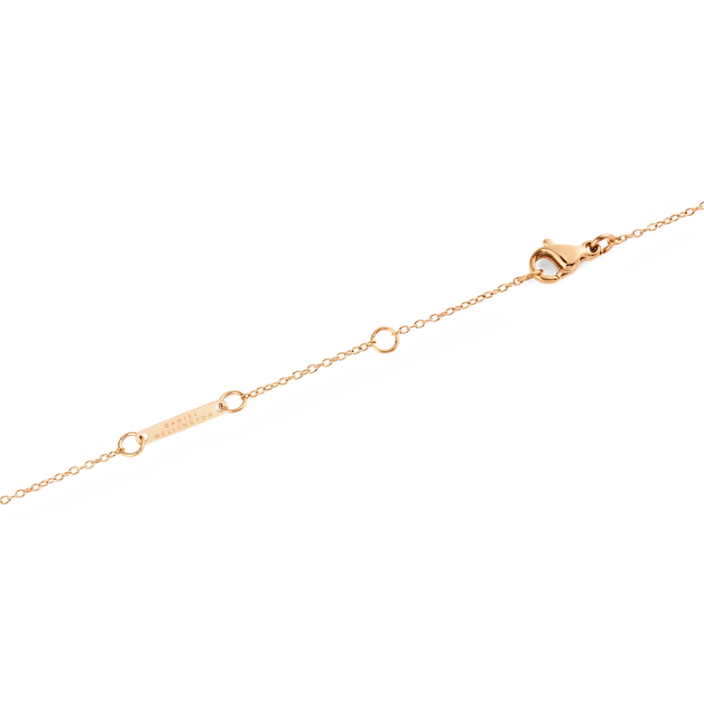 Detail of the Pearl Necklace Rose Gold clasp and adjustable chain, featuring a secure lobster clasp and branded tag for a comfortable, custom fit.