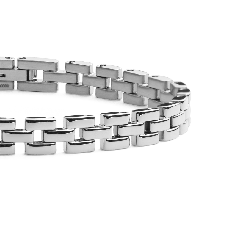 Close-up of the 3-Link Bracelet Silver, highlighting its polished stainless steel geometric links and subtle open spaces for a contemporary, refined finish.