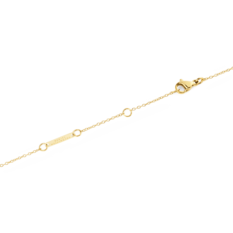 Detail of the Pearl Necklace Gold showing the adjustable gold-toned chain with secure clasp and branded tag, designed for a comfortable and personalised fit.