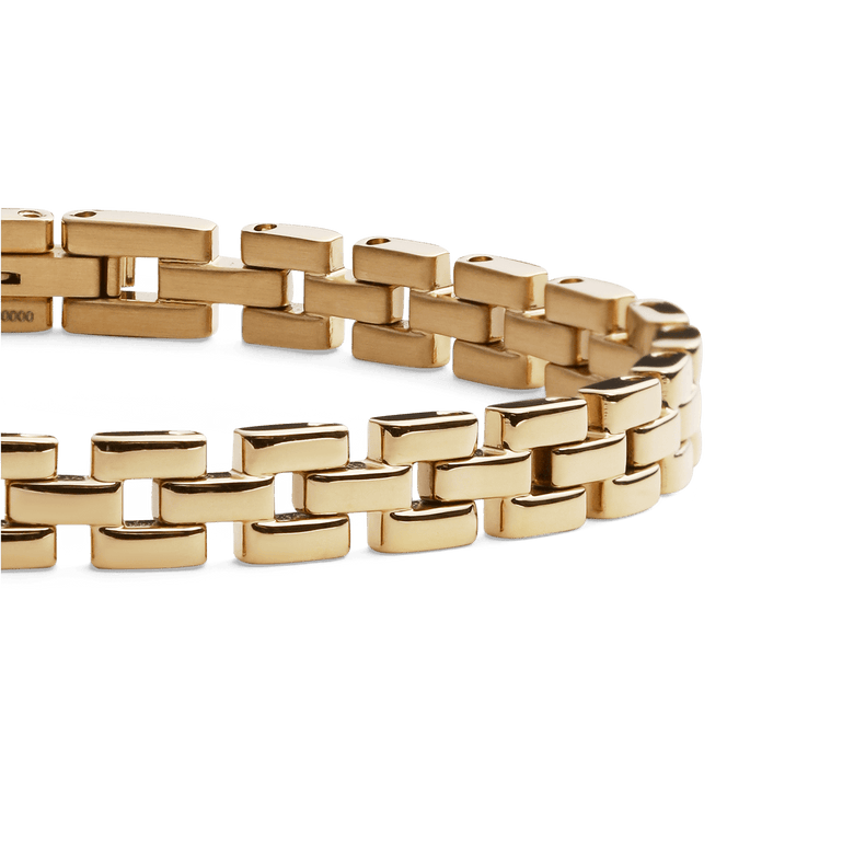 Close-up of the 3-Link Bracelet Gold, highlighting the geometric gold-plated links and smooth, polished finish that give the bracelet its modern, elegant style.