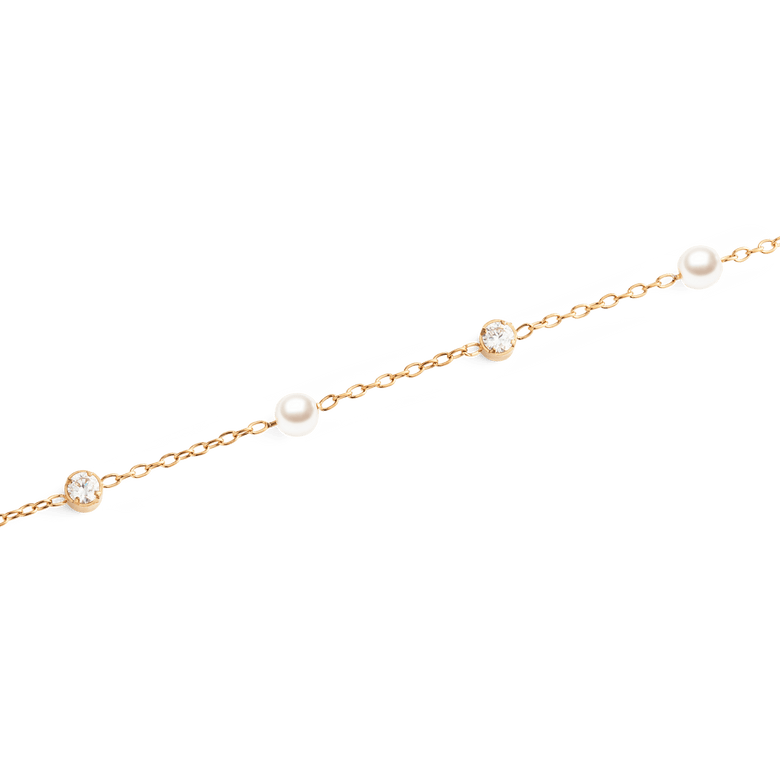 Close-up of the Pearl Bracelet Rose Gold, showing the fine rose gold chain with alternating Swarovski glass pearls and cubic zirconia stones for a refined, modern finish.