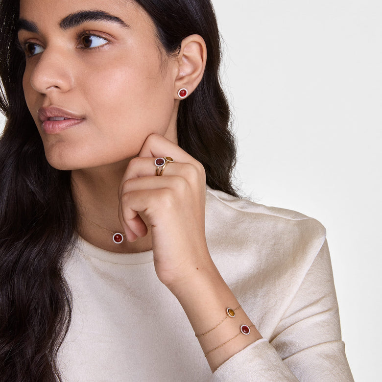 Woman wearing the Audrey Ring Red Agathe Rose Gold, styled with matching red agate jewellery including earrings, necklace, and bracelets, highlighting the elegant rose gold and gemstone design for everyday or special occasions.