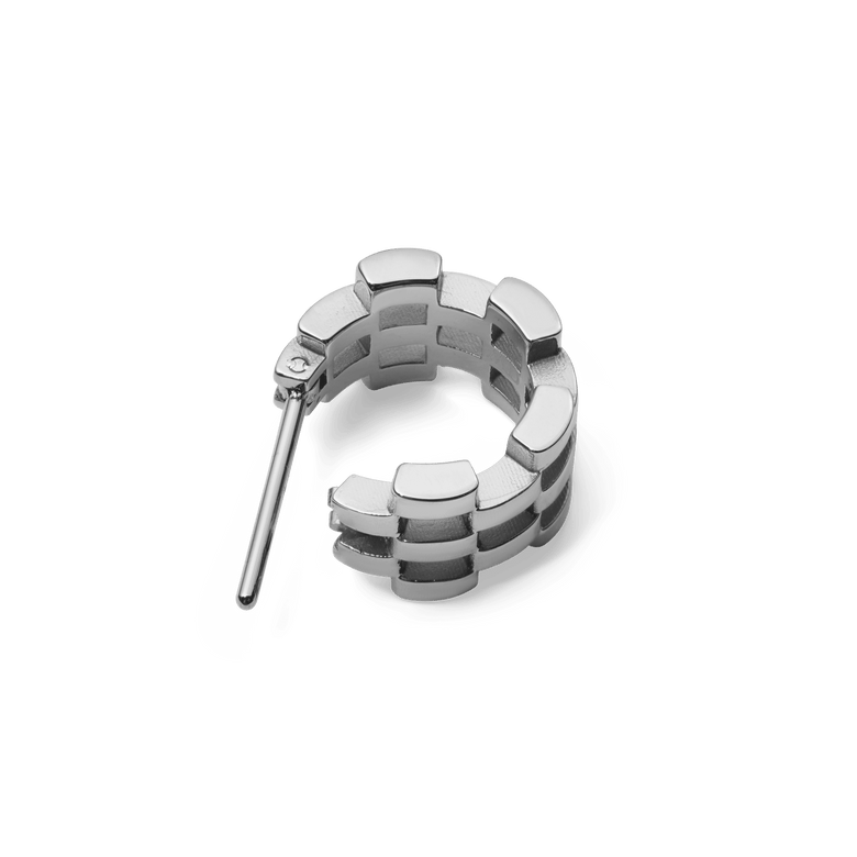 Daniel Wellington 3-Link Earring Silver in a close-up view, highlighting the geometric open link structure and polished stainless steel finish with a secure post closure.