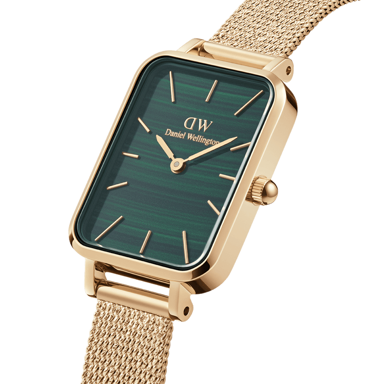 Quadro Pressed Evergold Green Gold women’s watch featuring a rectangular gold case, striking green dial, and a fine gold mesh bracelet, shown in a close-up angle highlighting its elegant details and modern design.