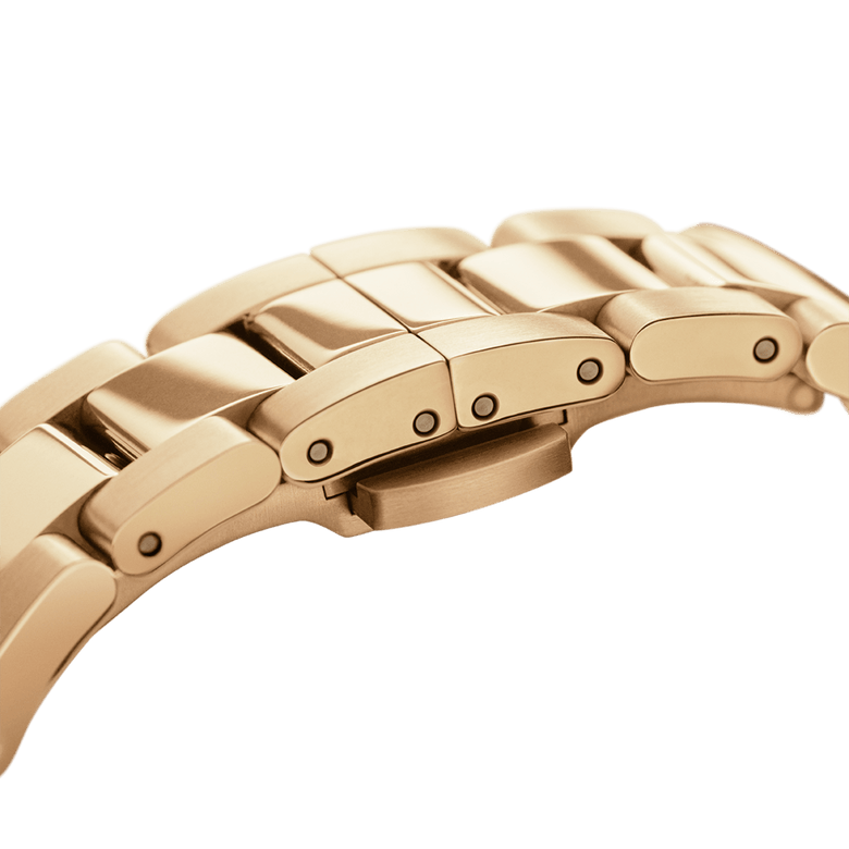 Close-up of the Iconic Link Emerald Gold watch’s gold-plated stainless steel bracelet, highlighting the secure clasp and smooth, polished links.